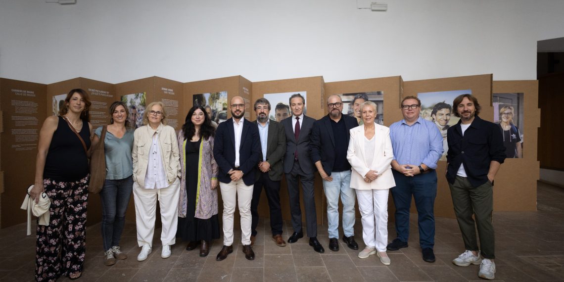 El Consorci de Museus y la UV llevan el proyecto de recuperación de fotografías familiares salvadas de la riada a las poblaciones afectadas
