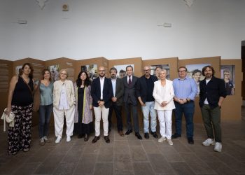 El Consorci de Museus y la UV llevan el proyecto de recuperación de fotografías familiares salvadas de la riada a las poblaciones afectadas