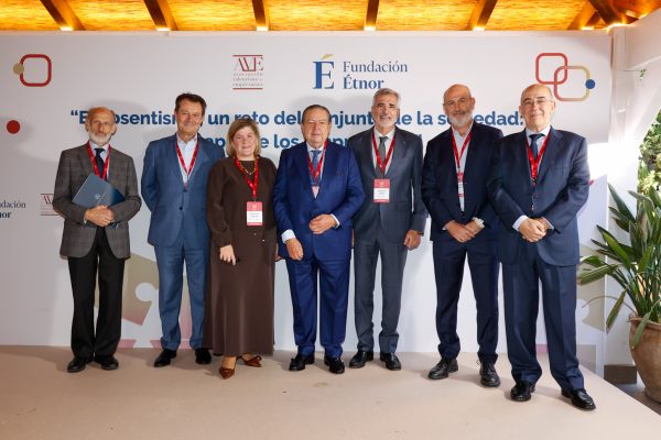 Empresarios y representantes de la Asociación Valenciana de Empresarios (AVE) y la Fundación Étnor durante la jornada celebrada en Alicante para abordar el reto del absentismo laboral.