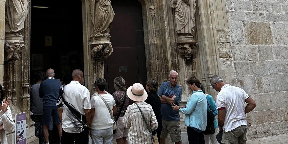 La Colegiata de Gandia refuerza su apertura al turismo con una nueva jornada formativa para guías acreditados