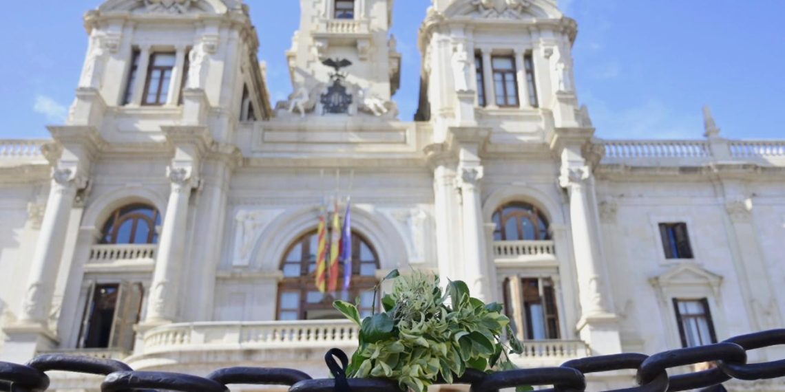 Valencia guarda un minuto de silencio en homenaje a las víctimas de la dana del 29 de octubre