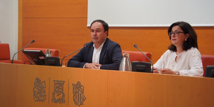 Juanfran Pérez acusa al PSOE de corrupción y defiende la reorganización de Les Corts