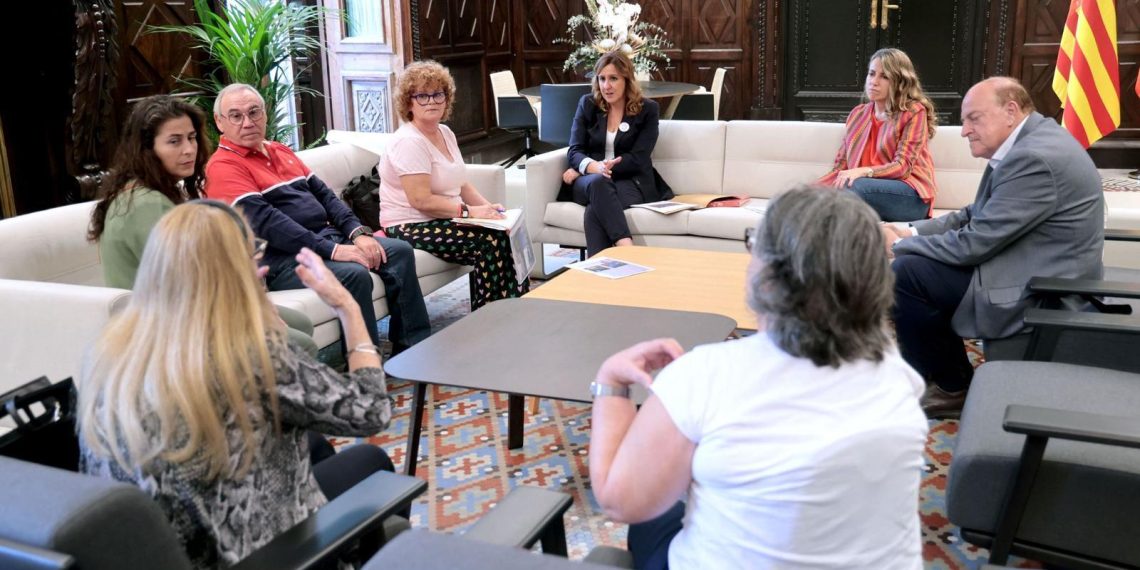 La alcaldesa de Valencia, María José Catalá, durante la reunión con vecinos de La Torre para coordinar las mejoras tras la Dana.