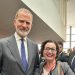 Emi Boix, presidenta de Ivefa, entrega el libro ‘Los tres escalones’ a Su Majestad el Rey Felipe VI durante el XXVIII Congreso Nacional de la Empresa Familiar en Burgos.