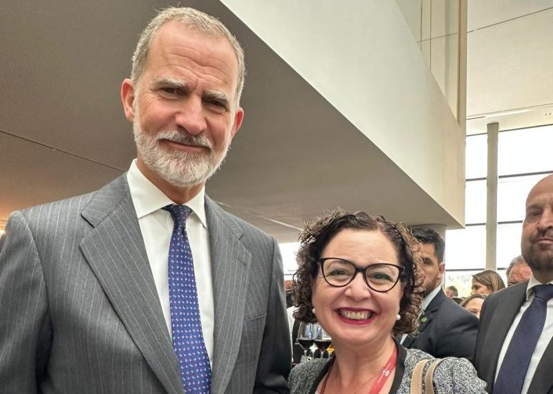 Emi Boix, presidenta de Ivefa, entrega el libro ‘Los tres escalones’ a Su Majestad el Rey Felipe VI durante el XXVIII Congreso Nacional de la Empresa Familiar en Burgos.