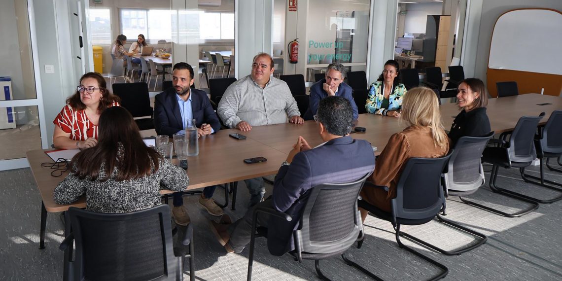 Representantes de PowerCo durante la reunión con el Ayuntamiento de Sagunto para impulsar la contratación local en la futura gigafactoría de baterías.