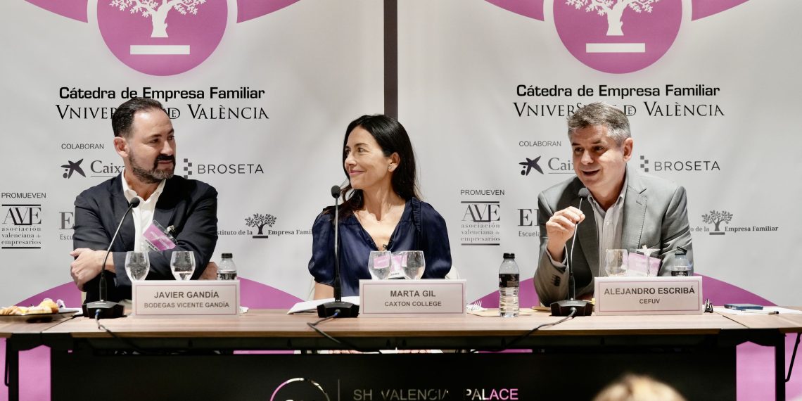 Marta Gil, Javier Gandía y Alejandro Escribá durante el encuentro “Más allá del relevo habitual”, organizado por la Cátedra de Empresa Familiar de la Universidad de Valencia.