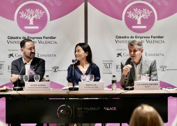 Marta Gil, Javier Gandía y Alejandro Escribá durante el encuentro “Más allá del relevo habitual”, organizado por la Cátedra de Empresa Familiar de la Universidad de Valencia.