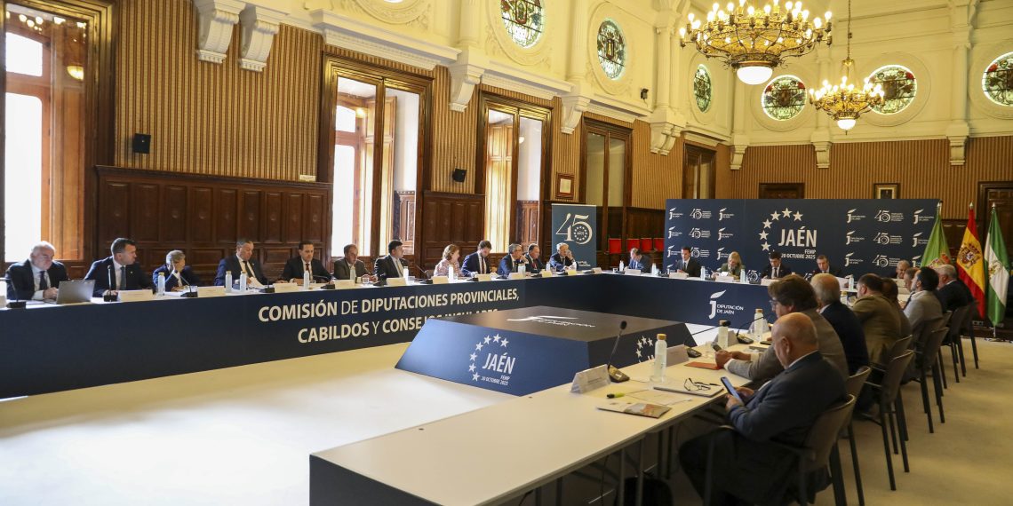 Vicent Mompó, presidente de la Diputació de València, pide financiación justa para los municipios pequeños en la comisión de la FEMP en Jaén.