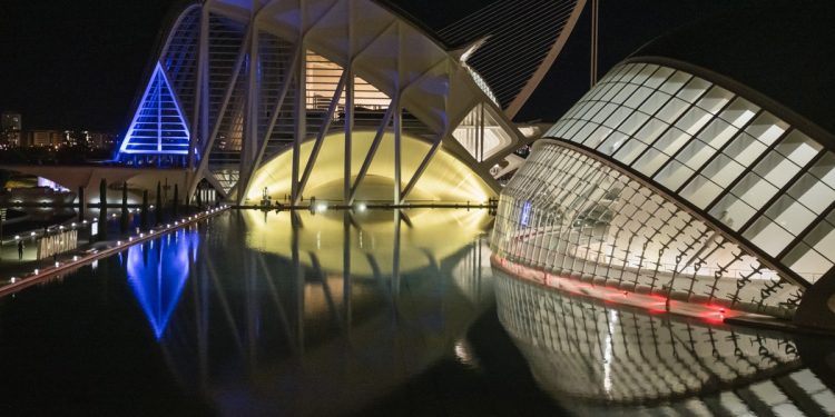La Ciutat de les Arts i les Ciències se ilumina por el 9 d’Octubre y celebra la festividad con talleres y proyecciones