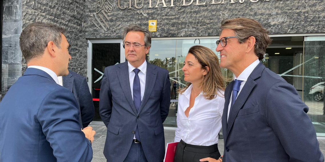 Nuria Martínez presenta el nuevo acceso principal de la Ciudad de la Justicia de Elche, que mejorará la eficiencia energética del edificio en 2026.