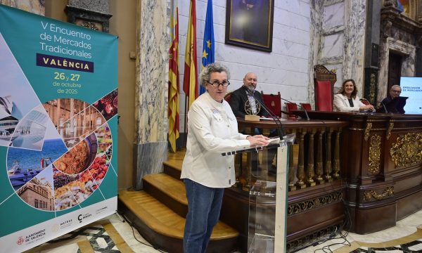 La chef Pepa Muñoz, embajadora de World Central Kitchen, durante su intervención en el V Encuentro de Mercados Tradicionales celebrado en Valencia.