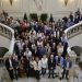 Foto de grupo de los premiados y autoridades durante la clausura del V Encuentro de Mercados Tradicionales en el Hemiciclo del Ayuntamiento de Valencia.