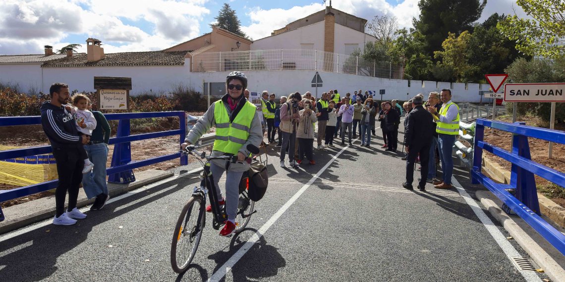 El alcalde de Requena, Mario Sánchez, destaca la importancia de las nuevas conexiones con las pedanías.