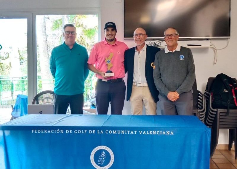 Rubén Lafuente celebra su victoria en el Campeonato de Profesionales de la Comunitat Valenciana 2025, disputado en el Mediterráneo Golf.