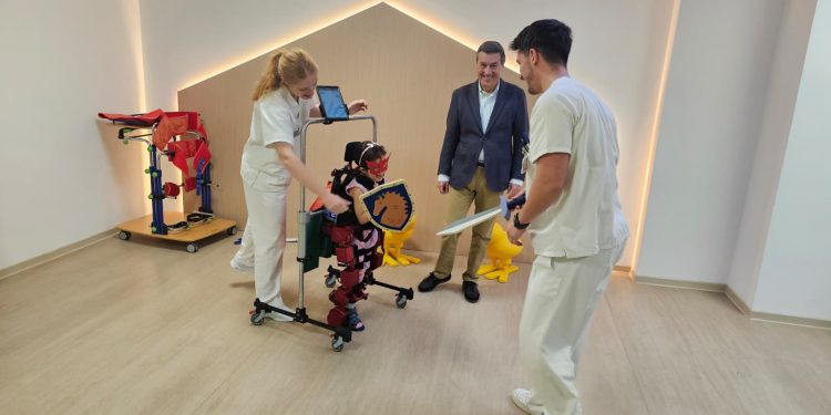 Sanidad adquiere exoesqueletos de última generación para la rehabilitación de menores con enfermedades raras neuromotoras