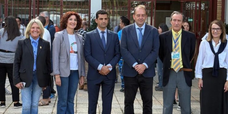 Autoridades y representantes del Hospital de Salud Mental de Bétera durante la inauguración del nuevo vivero terapéutico con motivo del Día Mundial de la Salud Mental.