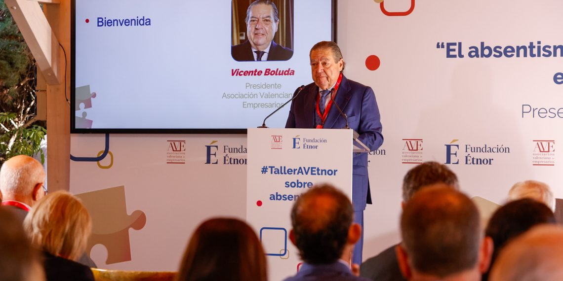 Vicente Boluda, presidente de la Asociación Valenciana de Empresarios (AVE), durante la apertura de la jornada sobre absentismo laboral celebrada en Alicante.
