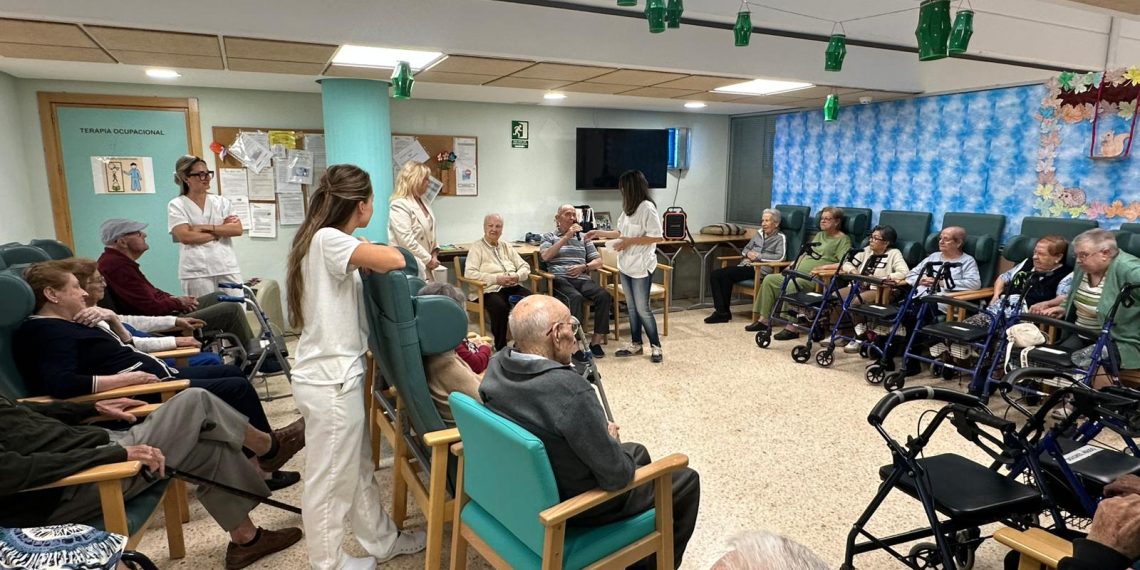 La directora general del IVASS resalta el papel de los centros de día en la conciliación familiar y la mejora de la autonomía de las personas mayores