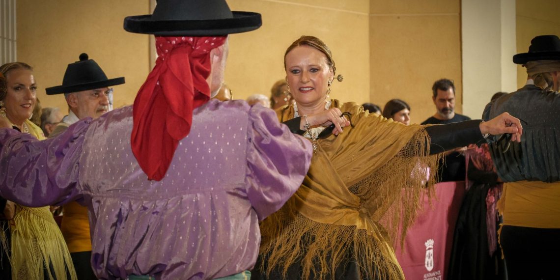 Vecinos y visitantes disfrutaron de la Xàquera, una de las danzas más antiguas de Torrent, durante la programación del 9 d’Octubre.