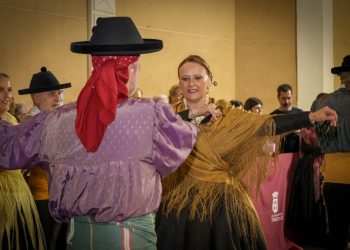 Vecinos y visitantes disfrutaron de la Xàquera, una de las danzas más antiguas de Torrent, durante la programación del 9 d’Octubre.