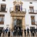 Representantes de la Diputación de Valencia, encabezados por Vicent Mompó, guardan un minuto de silencio en Utiel en memoria de las víctimas de la DANA.