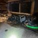 Bomberos y policías actuaron esta madrugada tras varios incendios que afectaron contenedores, vehículos y locales en la calle Justo Villar, Valencia.