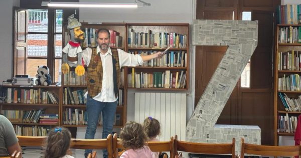 Sesión de cuentacuentos durante la Semana de la Biblioteca de Museros.