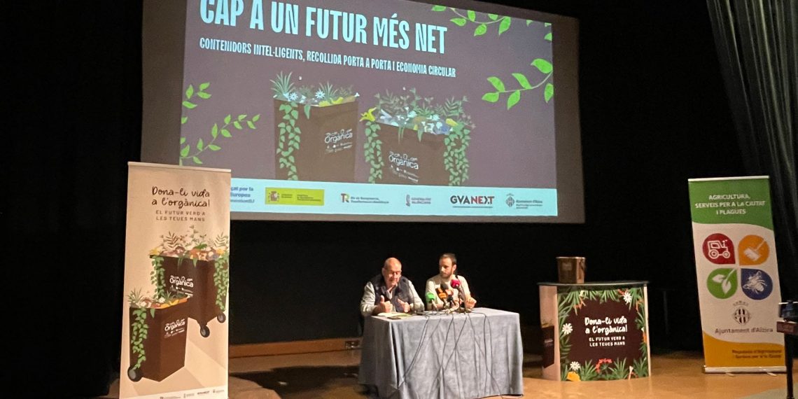 El Ayuntamiento de Alzira presenta la implantación del contenedor marrón para la recogida de residuos orgánicos.