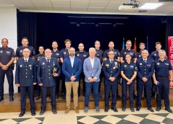 El alcalde de l’Eliana, Salva Torrent, entrega distinciones a agentes y colaboradores durante el Día de la Policía Local 2025. Foto: Ajuntament de l’Eliana