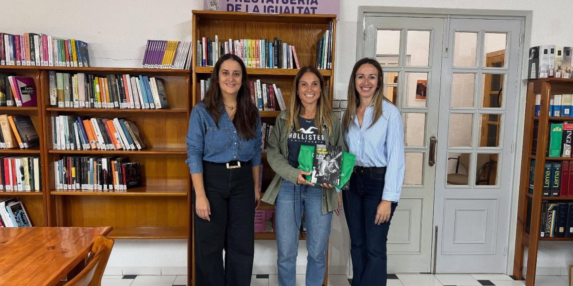 La alcaldesa de Museros, Cristina Civera, y la concejal de Cultura, Laura Brisa, durante la entrega de premios de la Semana de la Biblioteca.