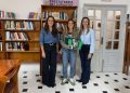 La alcaldesa de Museros, Cristina Civera, y la concejal de Cultura, Laura Brisa, durante la entrega de premios de la Semana de la Biblioteca.