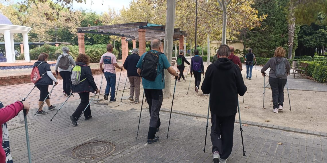 Dos asociaciones vecinales impulsan la marcha nórdica en Valencia