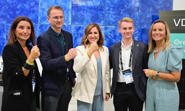 La alcaldesa María José Catalá, la consellera Ruth Merino y la concejala Paula Llobet durante la inauguración del Valencia Digital Summit 2025, acompañadas de representantes de entidades y startups participantes.