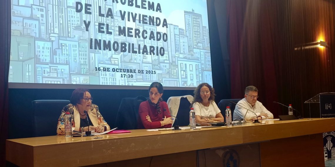 María José Broseta en la Universitat de València debatió aranceles para frenar la especulación inmobiliaria.