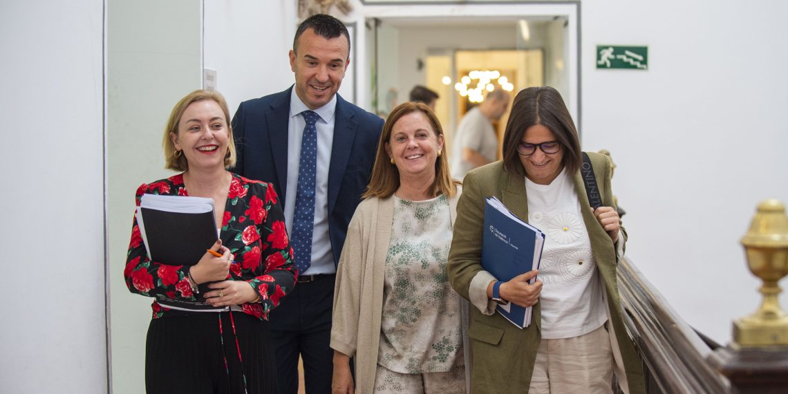 La vicepresidenta Natàlia Enguix y el presidente Vicent Mompó durante la presentación del nuevo decreto del Pla Obert.