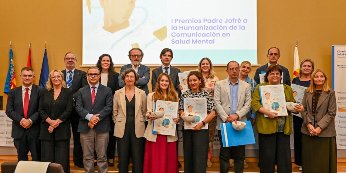 La Cátedra de Comunicación, Salud Mental y Adicciones de la CEU UCH premia a los profesionales de la información y la sanidad por su labor tras la DANA