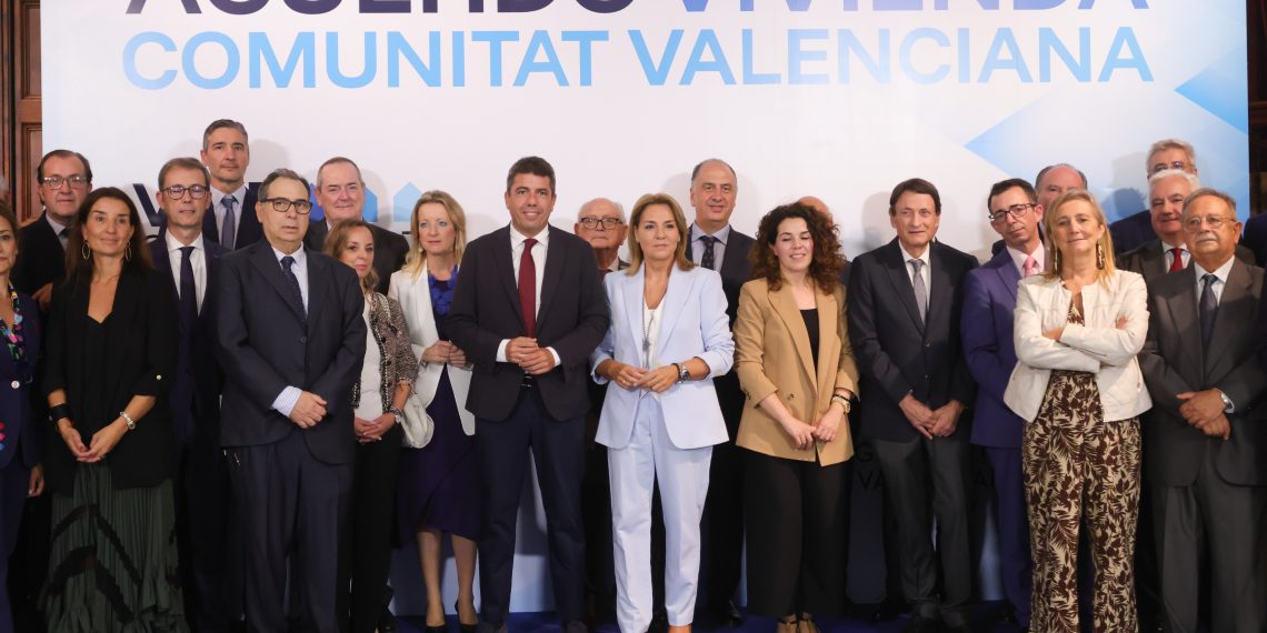 Carlos Mazón con representantes del sector tras impulsar más de 4.000 viviendas de protección pública en la Comunitat Valenciana.