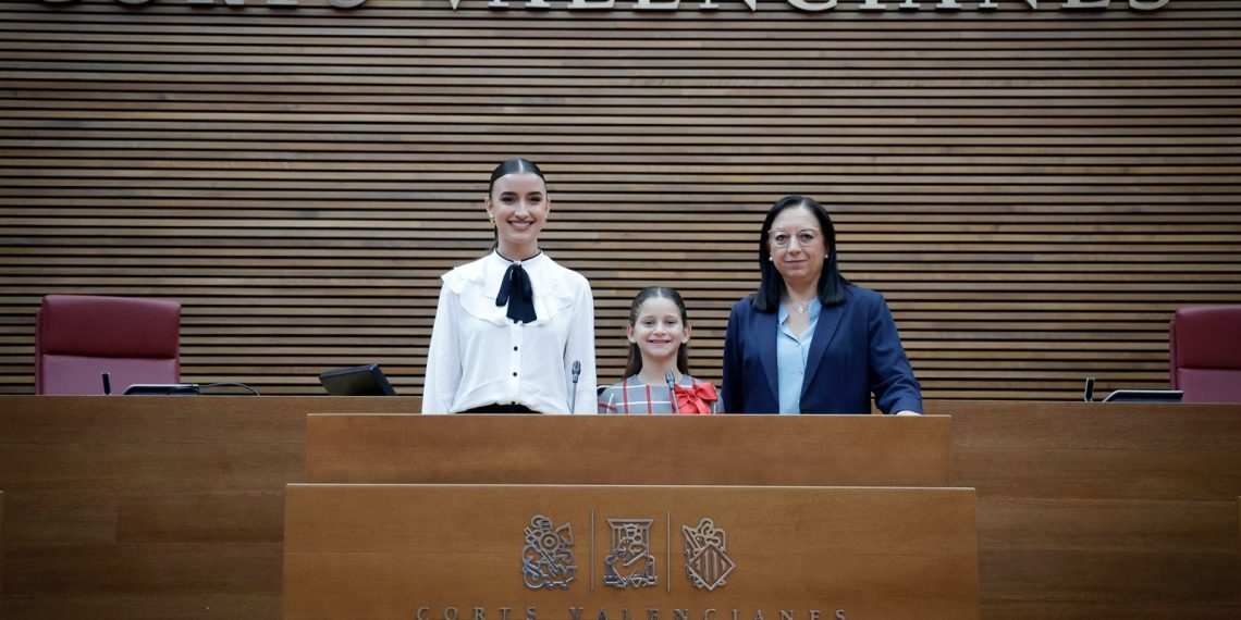 La presidenta de les Corts, Llanos Massó, recibe a las Falleras Mayores de Valencia