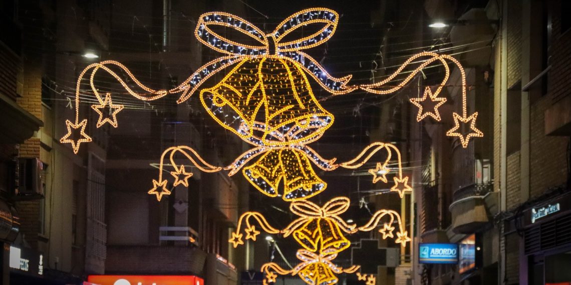 Torrent enciende la magia de la Navidad con un gran espectáculo inaugural, música, coros y una coreografía luminosa