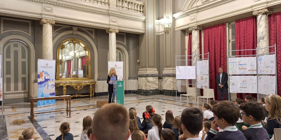 El Salón de Cristal reúne más de 650 dibujos y relatos que homenajean a abuelos y abuelas