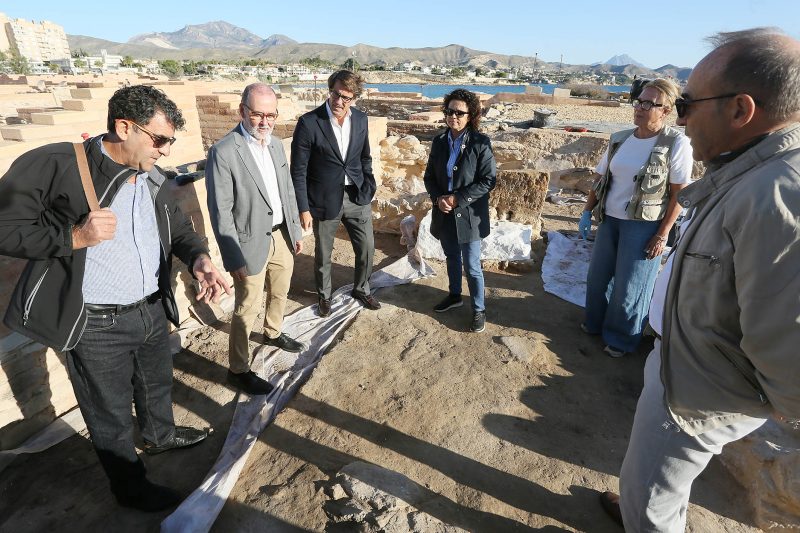 El MARQ descubre una de las primeras viviendas de la Illeta dels Banyets con un calzado de esparto único en España