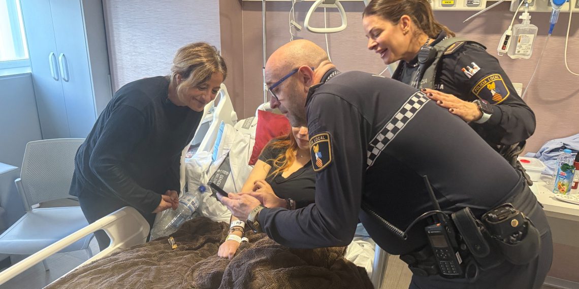 La Policía de Proximidad auxilia a una joven que da a luz en su domicilio en El Cabanyal