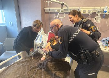 La Policía de Proximidad auxilia a una joven que da a luz en su domicilio en El Cabanyal