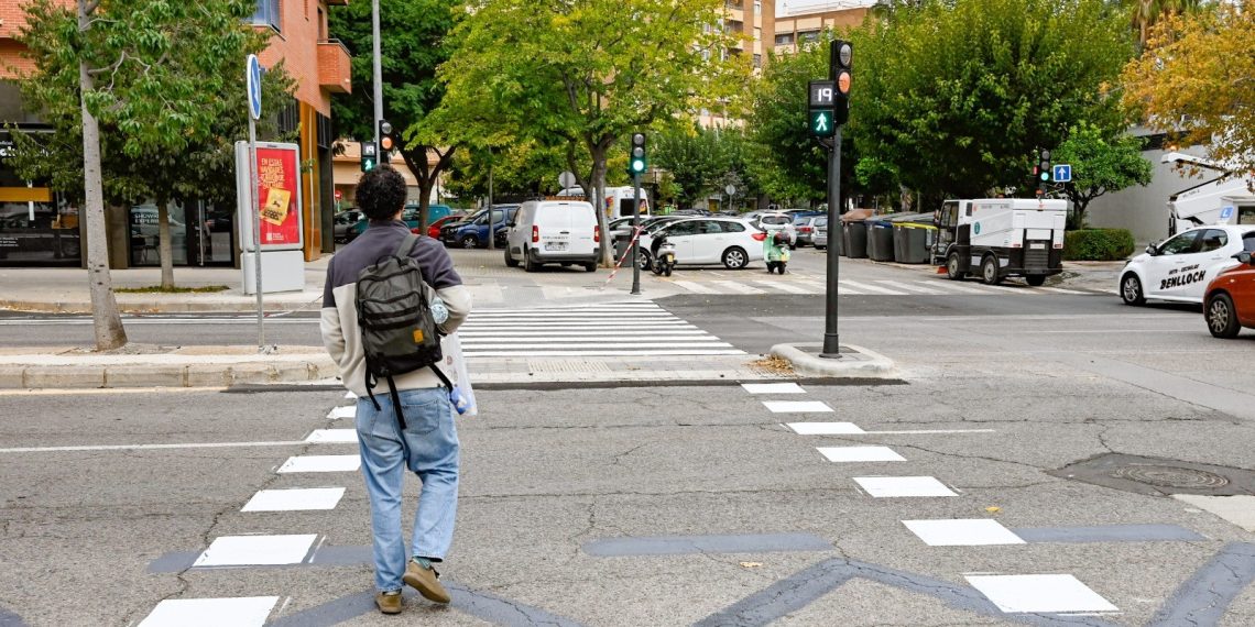 Valencia activa tres nuevos pasos de peatones semaforizados para mejorar la movilidad en Arxiduc Carles