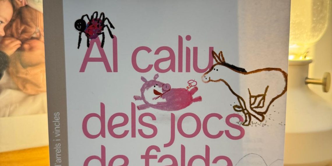 Valencia impulsa el cancionero Al caliu dels jocs de falda para promover el valenciano entre la infancia