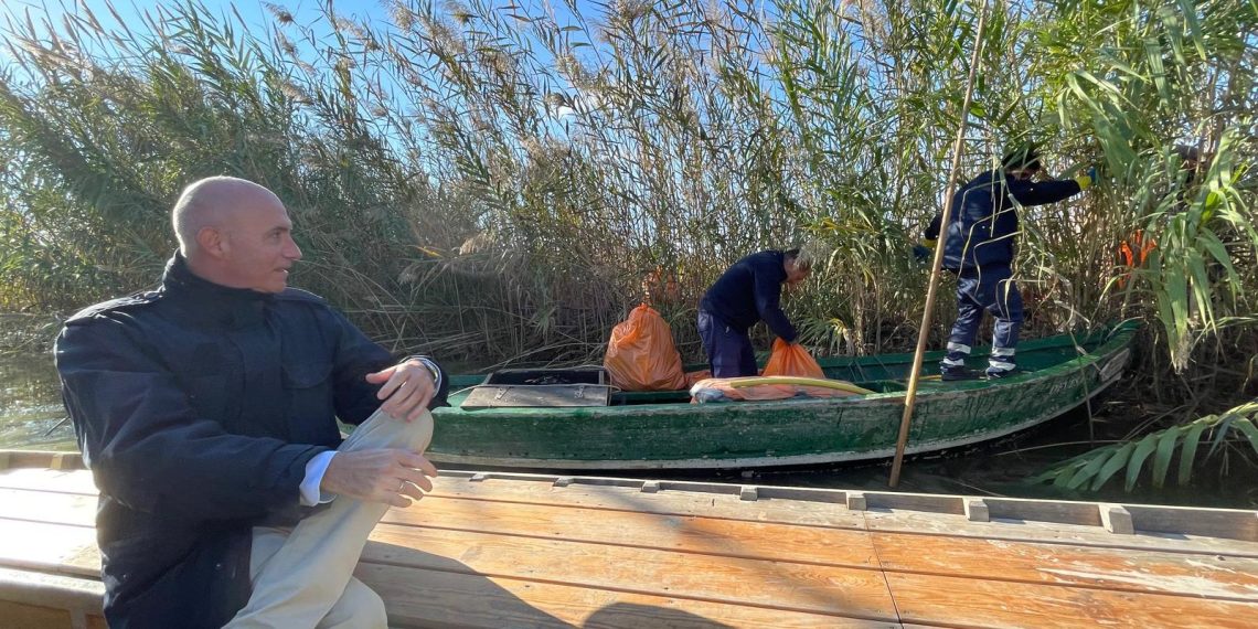 El concejal de Empleo visita al equipo del Plan Empleo DANA en la Devesa-Albufera para supervisar los trabajos de recuperación