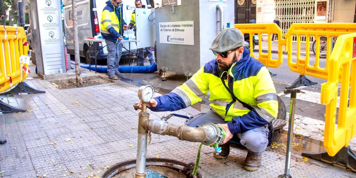 EMIVASA inicia en Benimaclet la limpieza preventiva de la red de agua