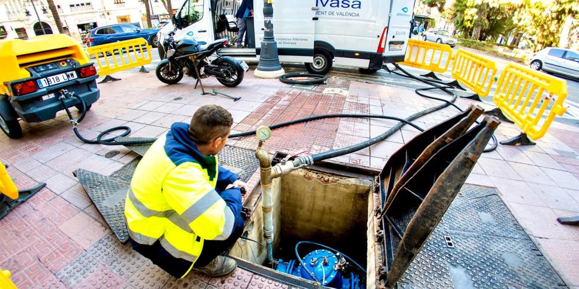 EMIVASA inicia en Benimaclet la limpieza preventiva de la red de agua