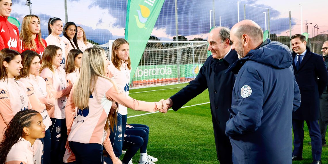 El presidente de Iberdrola Ignacio Galán saluda a las jugadoras en la Ciudad del Fútbol de Las Rozas